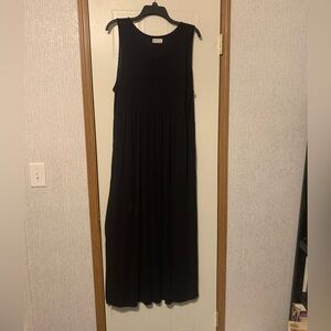 24/7 MAUNCES. Black dress. Has pockets and slits up both sides. Size XL.